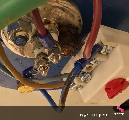 חיבורים חשמליים על דוד שמש
